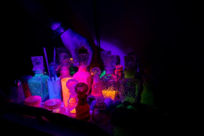 Live Art Experience by Abdallahy - What’s included: quartz, wine, snacks, and the 4D glasses