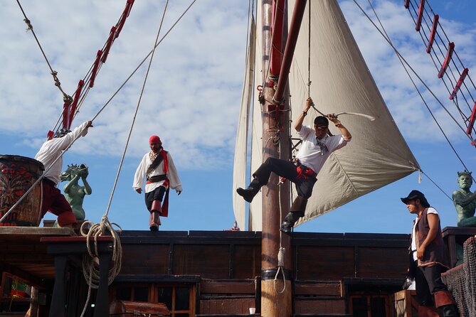 Pirate Ship Premium Dinner Cruise with Show - Premium open bar: unlimited top-shelf drinks all night