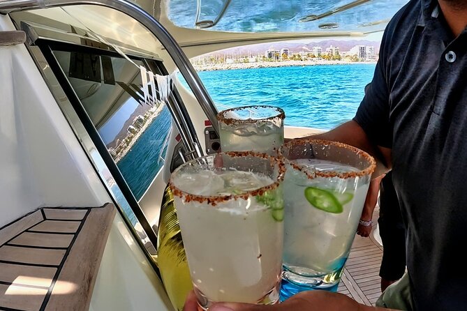 Private Luxury Yacht Chica 55' VIP All Inclusive + Jet Ski - Drinks and music and good rhythm: why the crew matters