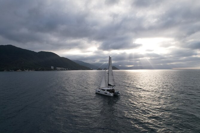 Puerto Vallarta: Coast & Fun 4h All Inclusive on 40' Lagoon - Chef-Prepared A La Carte Lunch and Unlimited Premium Drinks